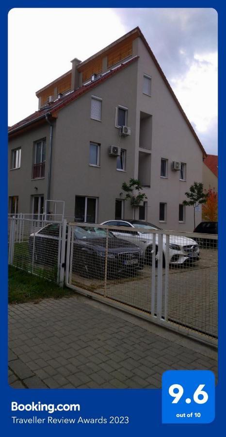 Blonde River Apartman Soter Szeged Apartamento Exterior foto